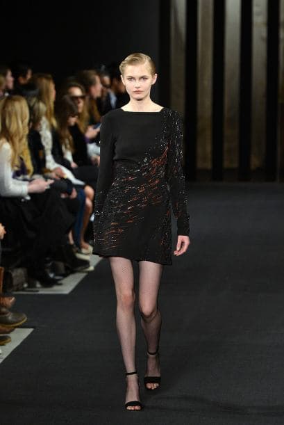 También la pedrería y lentejuelas es un buen acento en este 'mini dress' de J. Mendel. Este 'look'es perfecto para salir en la noche.