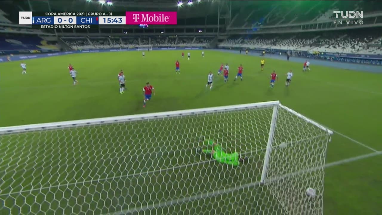 ¡Su peor pesadilla! Claudio Bravo tapa los embates de Nico González