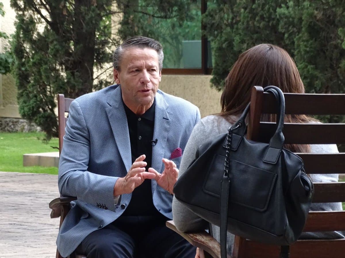 "[...] Ahorita voy por una (mujer) que creo que sí puede funcionar muy bien, que creo es lo que yo ando buscando [...]", aseguró.