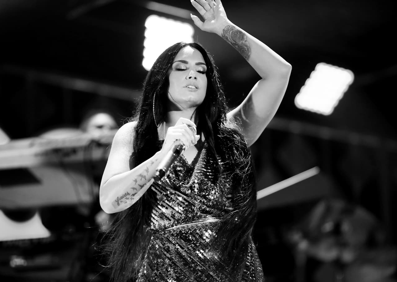 El pasado
<b>24 de julio</b>, millones de fans de
<b><a href="https://www.univision.com/entretenimiento/demi-lovato-llevaba-semanas-en-la-zona-de-peligro-revelan-allegados-tras-su-sobredosis">la cantante y actriz y Demi Lovato</a></b> quedaron atónitos al darse a conocer que la artista había sufrido una sobredosis. Aunque recibió pronto auxilio médico, su madre contó tiempo después que la artista tardó en reaccionar.