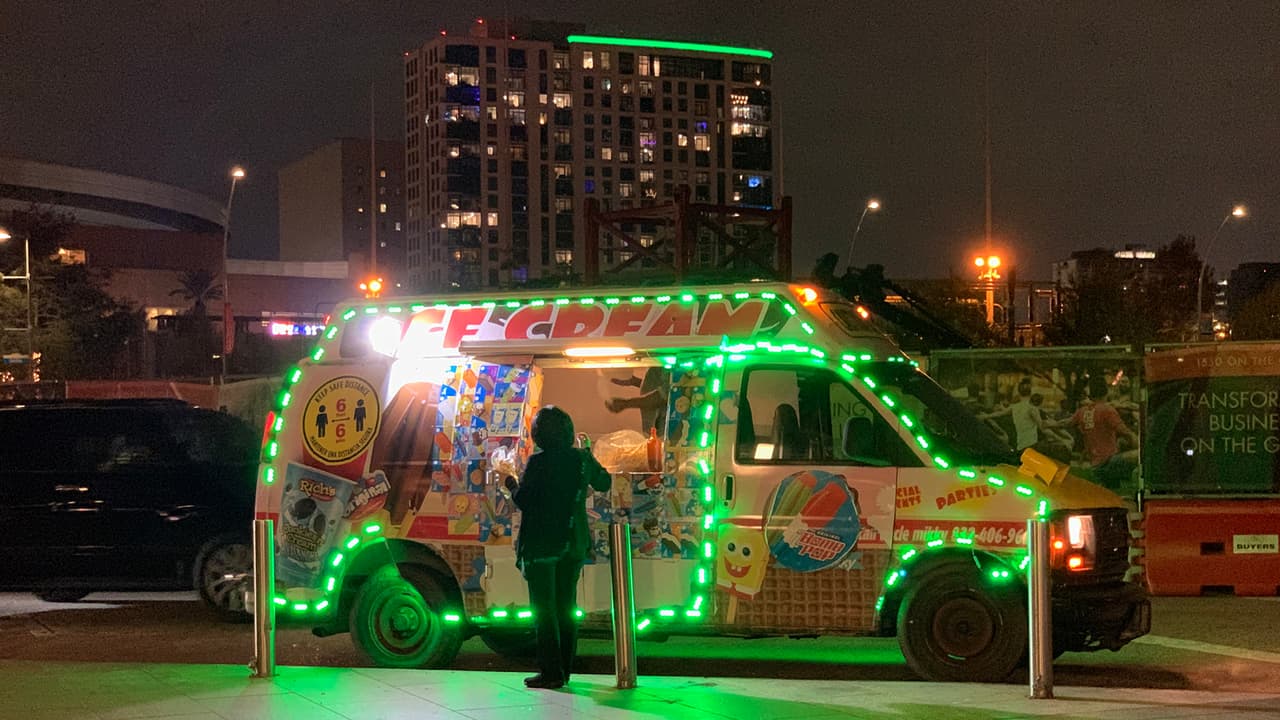 En Discovery Green hay un DJ y puedes comprar una bebida para relajarte en esta área, solo recuerda traer tu identificación.