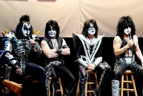 A dos meses de celebrar su entrada en el Hall de la Fama, la banda de rock de todos los tiempos se prepara para la mega gira en Estados Unidos. La extravagante banda anunció en Houses of Blue en Los Ángeles su próxima agenda de conciertos "2014 Heroes Tour' en el país, junto a Def Leppard otra de las súper bandas del género Hard Rock y Heavy Metal.