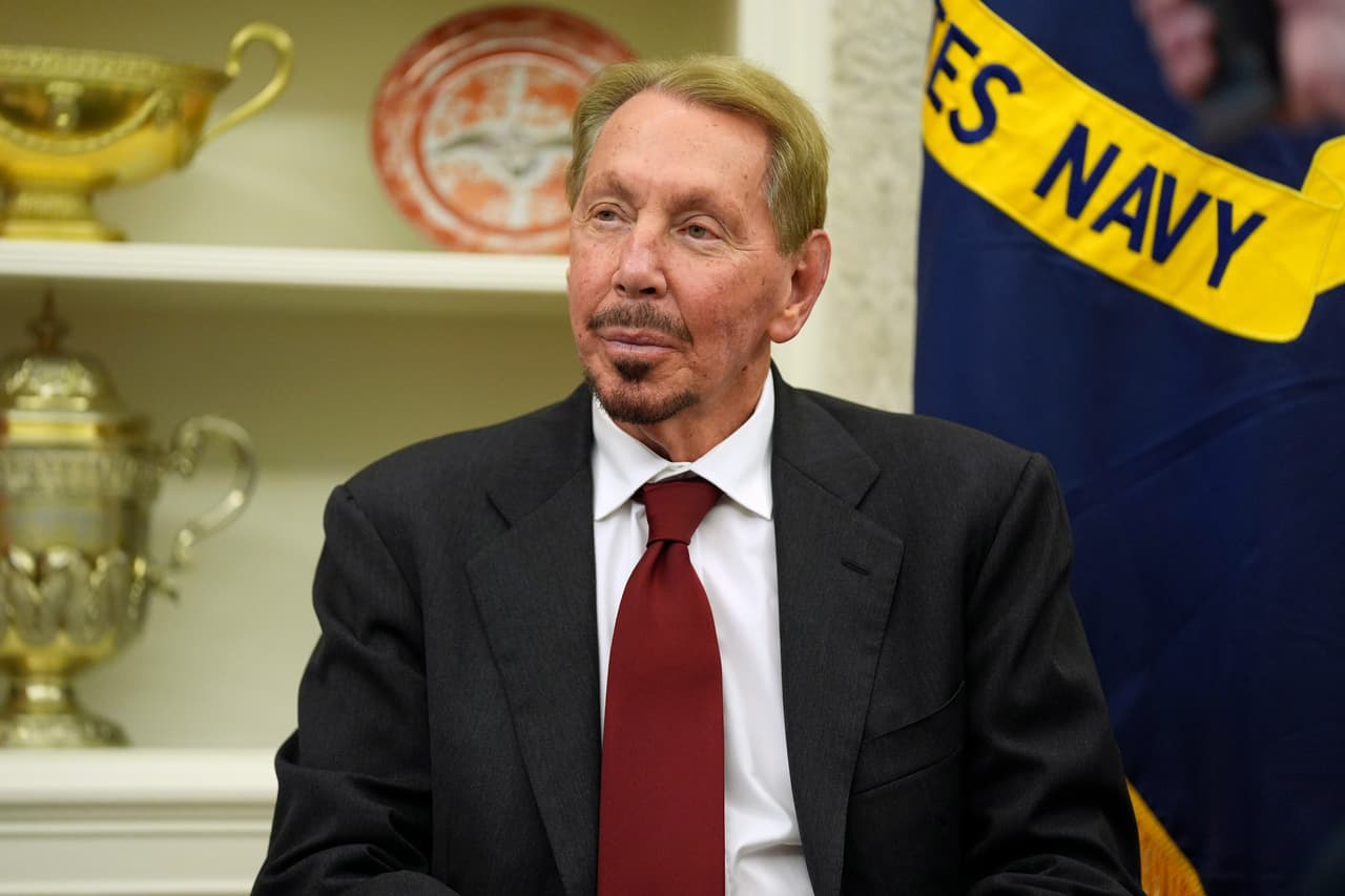 <b>7. Larry Ellison (Oracle)</b>
<br>
<br>Larry Ellison es cofundador de Oracle y uno de los grandes nombres de la revolución informática empresarial. Forbes calcula actualmente su fortuna en 185,700 millones de dólares.
<br>
<br>Ellison fundó Oracle en 1977 y convirtió la empresa en uno de los principales proveedores mundiales de software y servicios de computación en la nube. Su patrimonio depende fundamentalmente de su participación en Oracle, aunque también ha realizado importantes inversiones en tecnología y otros sectores.
<br>
<br>Es un histórico e íntimo aliado de Trump. El fundador de Oracle ha sido uno de sus grandes donantes políticos y llegó a organizar eventos de recaudación de fondos de alto perfil para su carrera presidencial en sus propiedades de lujo.