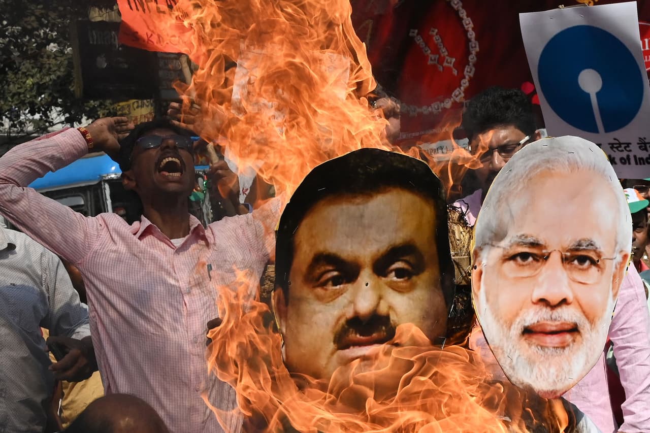 Un hombre protesta en Kolkata, India, contra supuestos acuerdos financieros entre el primer ministro indio, Narendra Modi, y el magnate Gautam Adani, este lunes 6 de febrero de 2023.