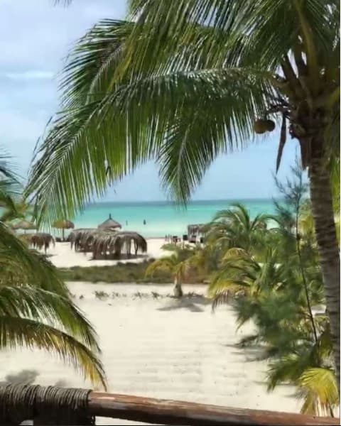 Una hermosa vista panorámica de la playa de Holbox desde la habitación de Ana Patricia y su familia.