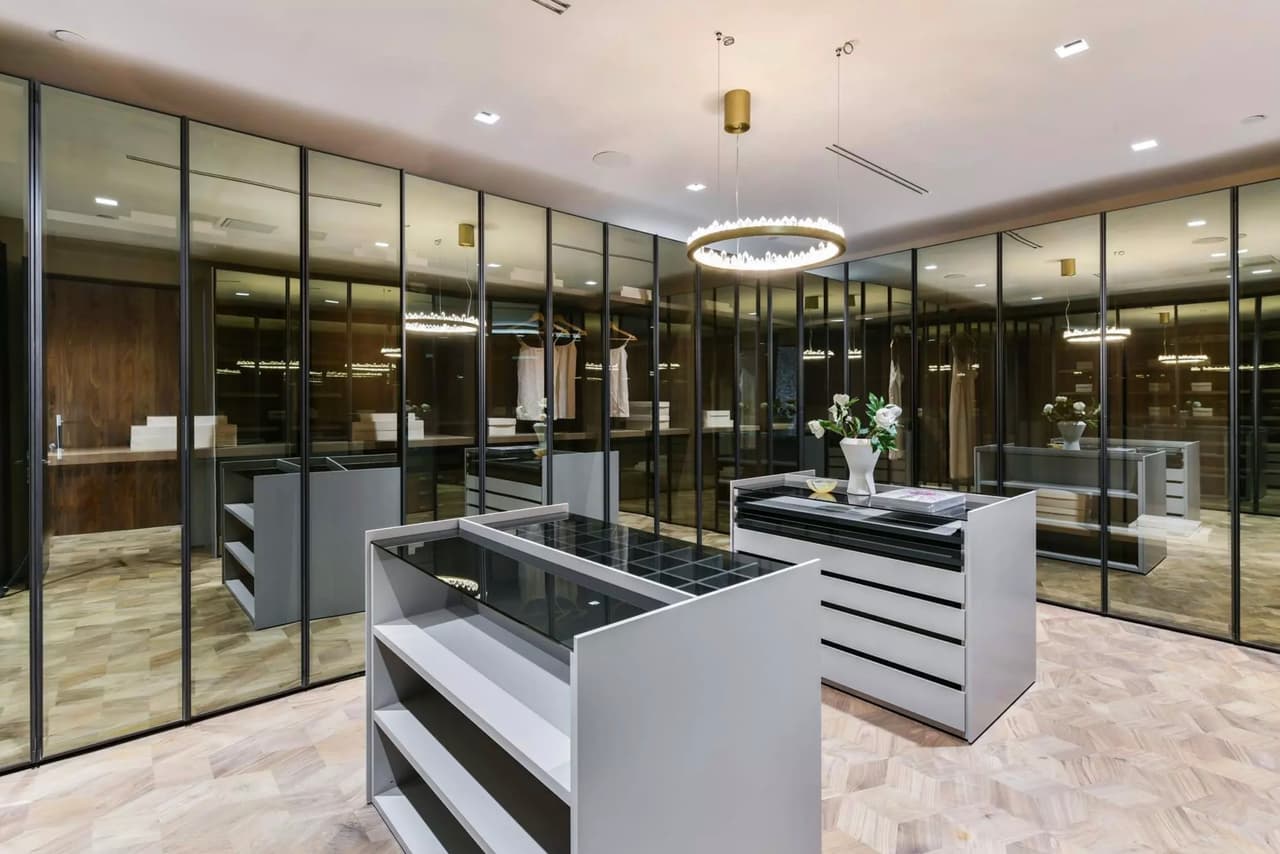 También tiene una habitación con temperatura controlada para
<b> almacenar hasta 650 botellas de vino</b>.
<br>