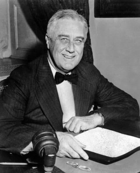 En 1942, Roosevelt autorizó el internamiento de más de 120 mil japoneses-americanos en campos de concentración, la mayor reubicación forzada en la historia de los Estados Unidos.