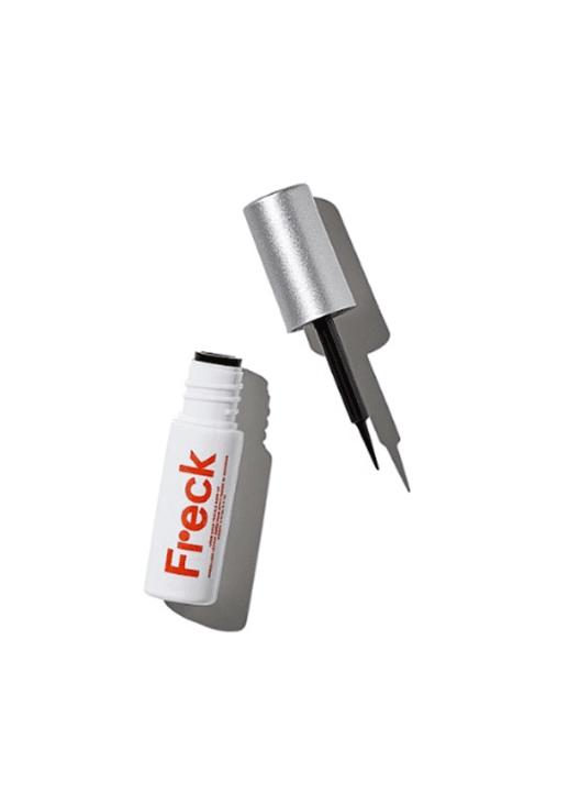 Además de los delineadores para ojos y cejas que se pueden usar para crear pecas falsas, las compañías de maquillaje han ideado productos específicos para dar el look. Freck creó The Original Freckle Cosmetic con el que se pueden dibujar las manchas de manera rápida y con un terminado más realista. Et voilà! ¡Cara pecosa! Con este pincel puedes crear pequeños puntos (suponiendo que las dibujes bien) pero también te permite pintar manchas más disformes.