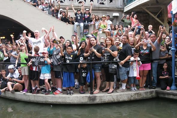 Photos: Spurs Championship Parade 2014 Barges