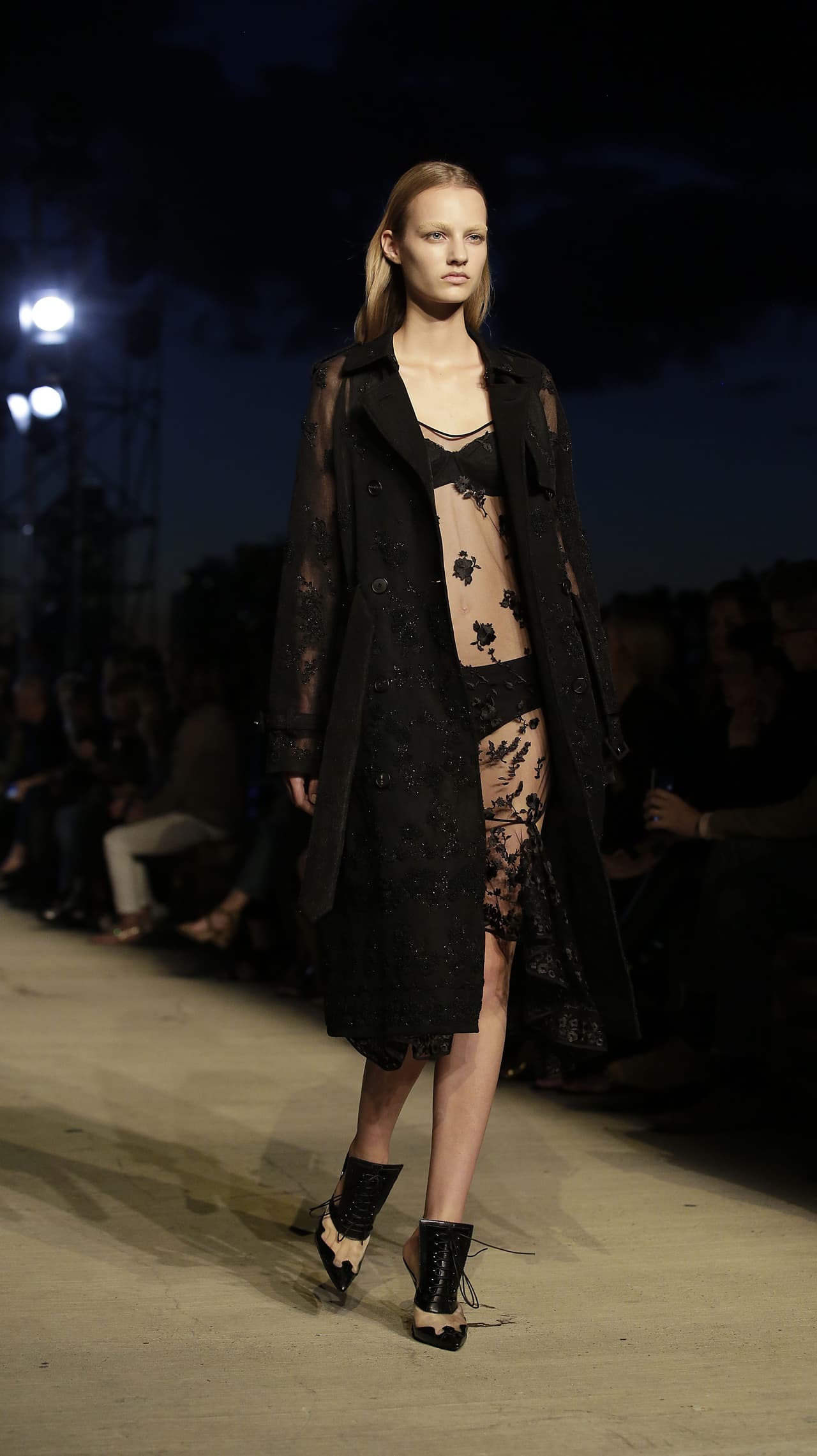 Givenchy sorprendió a todos con las transparencias tan recurridas, junto con estampados en flores. Aunque la propuesta es arriesgada, muchos la amaron y aplaudieron.