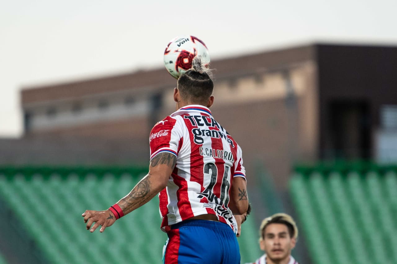 Con la superioridad numérica, Chivas adelanta filas en el campo.
