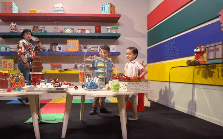 A Mateo y Albertanito se les dio permiso de comer un solo dulce. Cuál sería la sopresa del capit´án de 'Mateo y los Súpersabios' cuando vio cómo la versión mini del juez empezó a tomar más caramelos y chocolates.