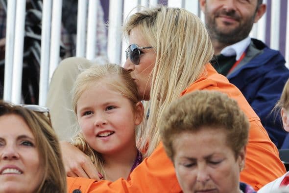 Catharina-Amalia es la hija del rey Willem Alexander y su esposa la reina Máxima. Willem ascendió al trono en 2013, luego de la abdicación del trono por parte de su madre, la reina Beatriz.La princesa de Orange, la mayor de tres hermanas, a sus 11 años va a un colegio público, practica judo, jockey, le encanta la actividad hípica y habla perfectamente holandés, español e ingles.Y aunque sus apariciones públicas por el momento son limitadas, sus papás se aseguran de incluirla en las actividades tradicionales y necesarias para su formación como futura reina.