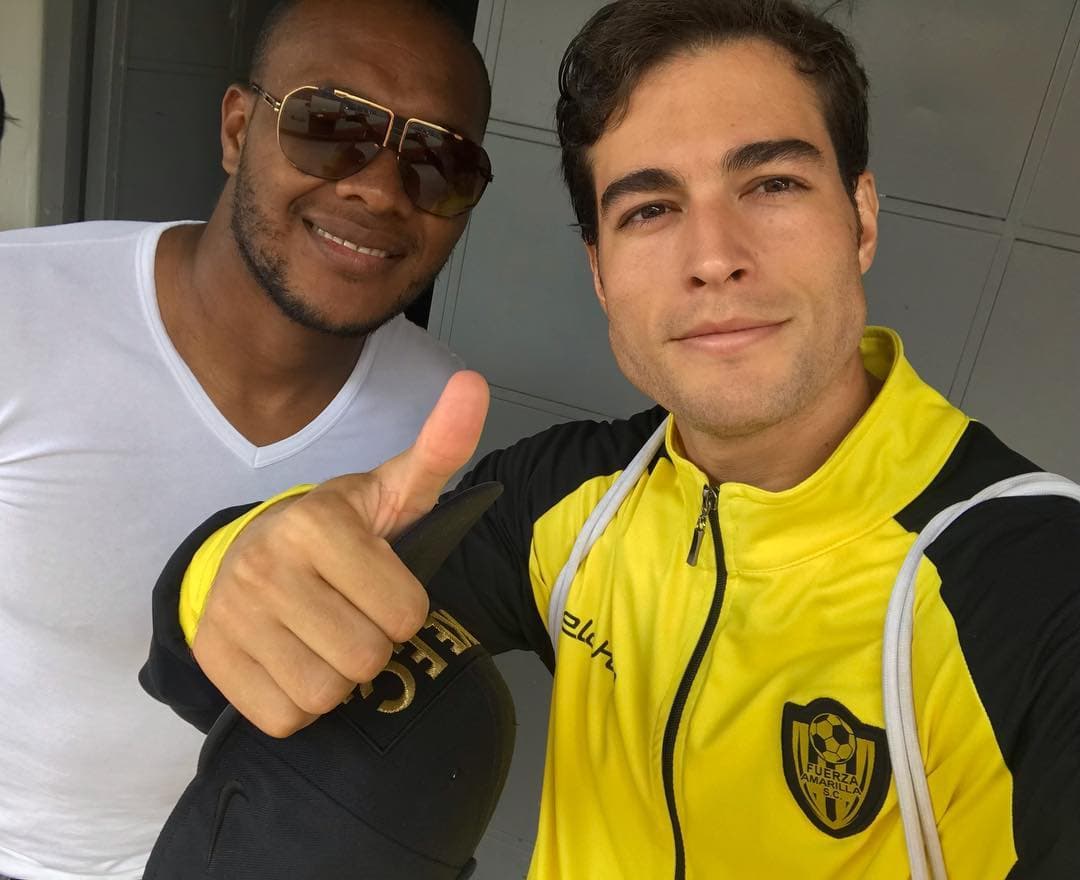 "Estuve un año jugando fútbol, era algo que tenía que hacer, 
<b><a href="https://www.univision.com/famosos/danilo-carrera-hace-su-confesion-mas-intima-la-que-lo-llevo-a-dar-un-giro-drastico-en-su-vida-por-un-sueno-fotos">un sueño del que fui esclavo durante 12 años</a></b>. Siempre quise lograrlo y llegó esa persona que me dio el empujoncito, me animó para que luchara por eso", recordó el actor.