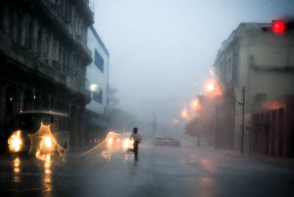 Las calles del centro de La Habana están prácticamente de vuelta a la normalidad, con la gente caminando hacia sus labores, los estudiantes dirigiéndose a las escuelas, y varias brigadas de trabajo recogiendo escombros de algunos derrumbes y ramas caídas.