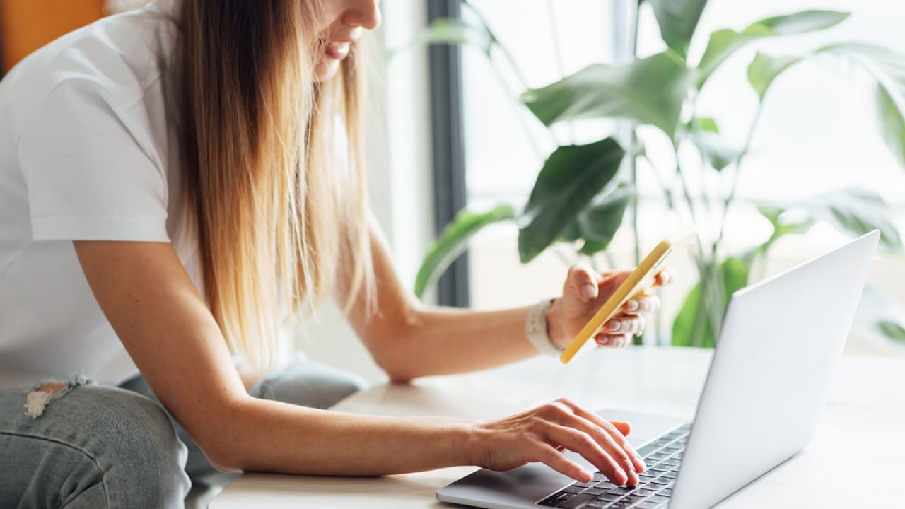 Algunos enlaces web útiles para usar incluyen Better Business Bureau, en https://www.bbb.org/article/tips/14148-bbb-tip-cyber-monday; la Comisión Federal de Comercio en https://www.consumer.ftc.gov/.../ftcs-tips-happy-holiday, y el Equipo de Preparación para Emergencias Informáticas de los Estados Unidos, en https://www.us-cert.gov /ncas/consejos/ST07-001.
<br>