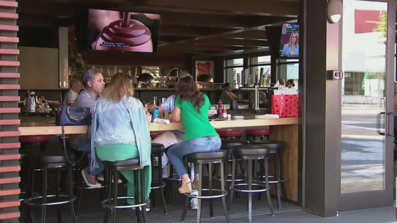 Miami cerrará restaurantes y bares para contener el coronavirus 