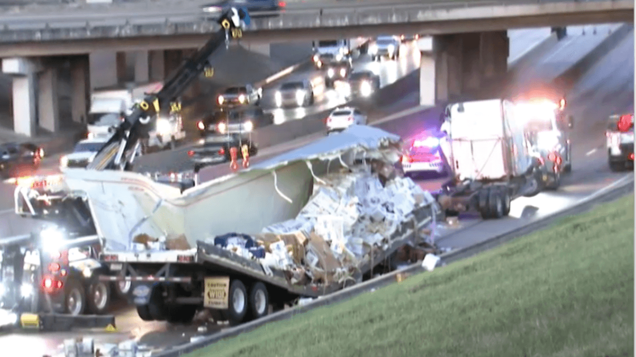 Un tráiler se vuelca en la I-30 y tira 30,000 libras de huevos; cierran la autopista para limpiar