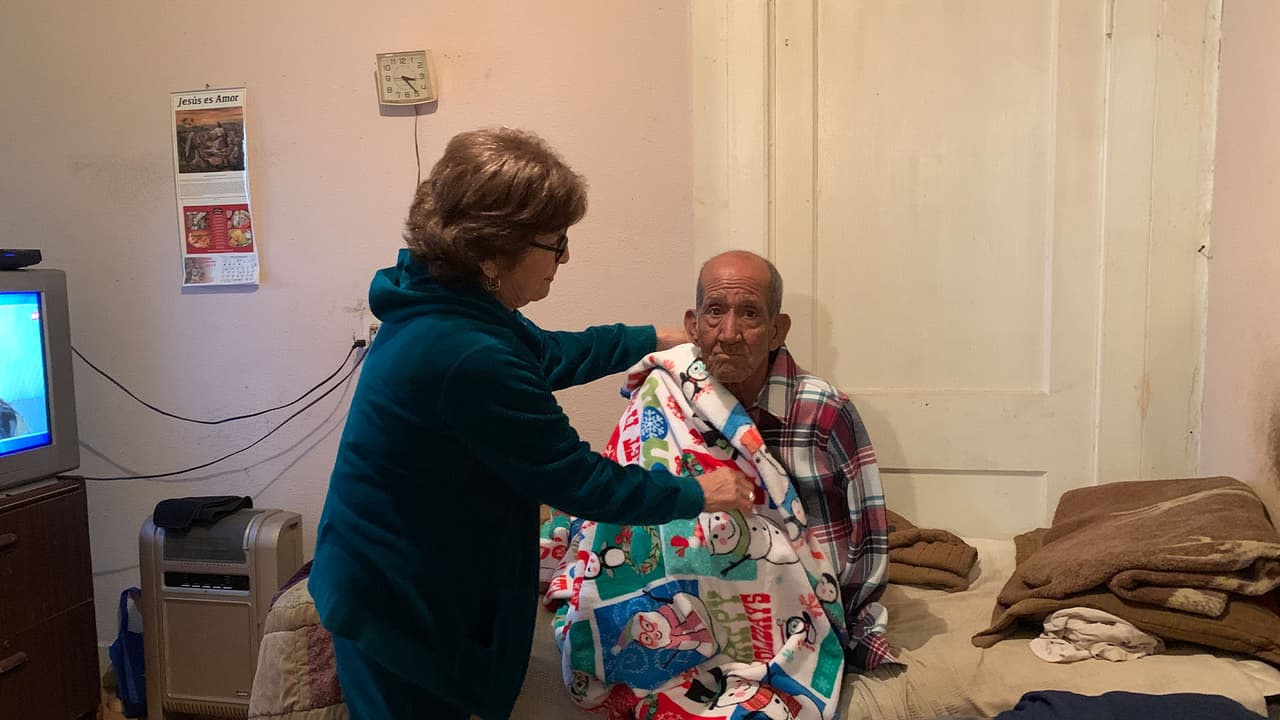 Emilio Vargas vende elotes, frutas y raspados en un triciclo y a raíz del accidente que sufrió ya no puede trabajar porque sufrió de lesiones.