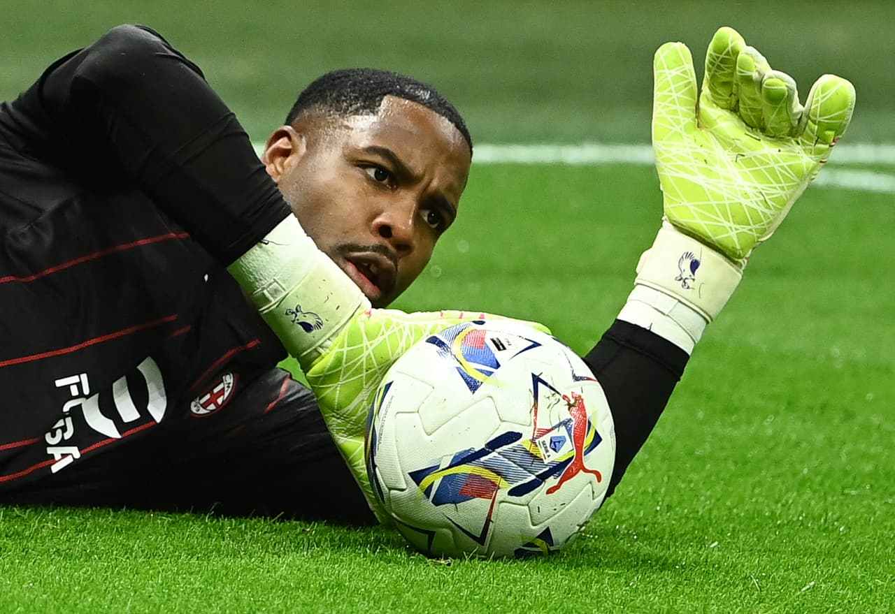 Mike Maignan, compañero de Santi Gimenez, sale del hospital, aunque se confirma traumatismo