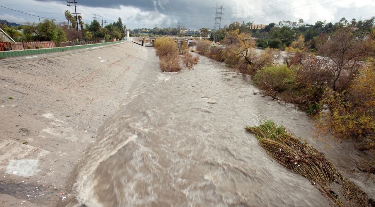Los Ángeles llena sus depósitos de agua de lluvia, aunque la mayor parte de lo que cae se va al mar