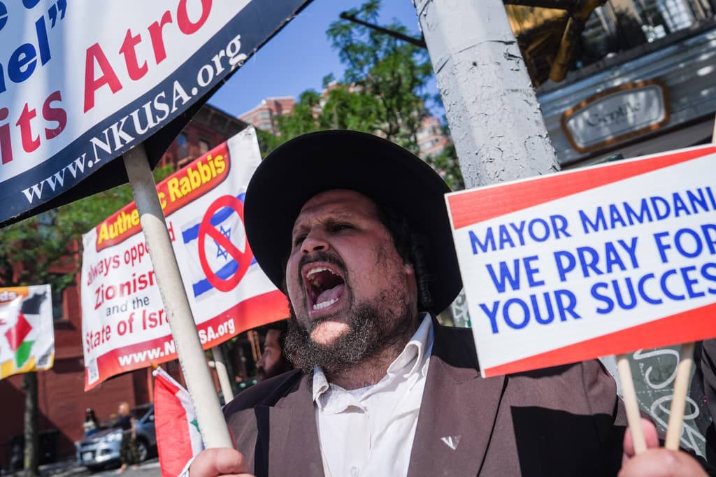 Pero 
<b>Zohran Mamdani no está solo</b>. Decenas de personas también se manifestaron a su favor en el Upper West Side, en Manhattan. Además de sus gritos, este hombre dejaba saber con un afiche que mantienen 
<b>en oración</b> al alcalde de 
<b><a href="https://www.univision.com/local/nueva-york-wxtv/nueva-york-area-triestatal-tormentas-inundaciones-repentinas" target="_blank">Nueva York</a></b>.