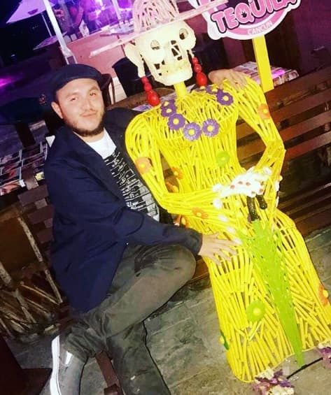Por su parte, Michael prefirió posar para la foto del recuerdo al lado de una figura de La Catrina.