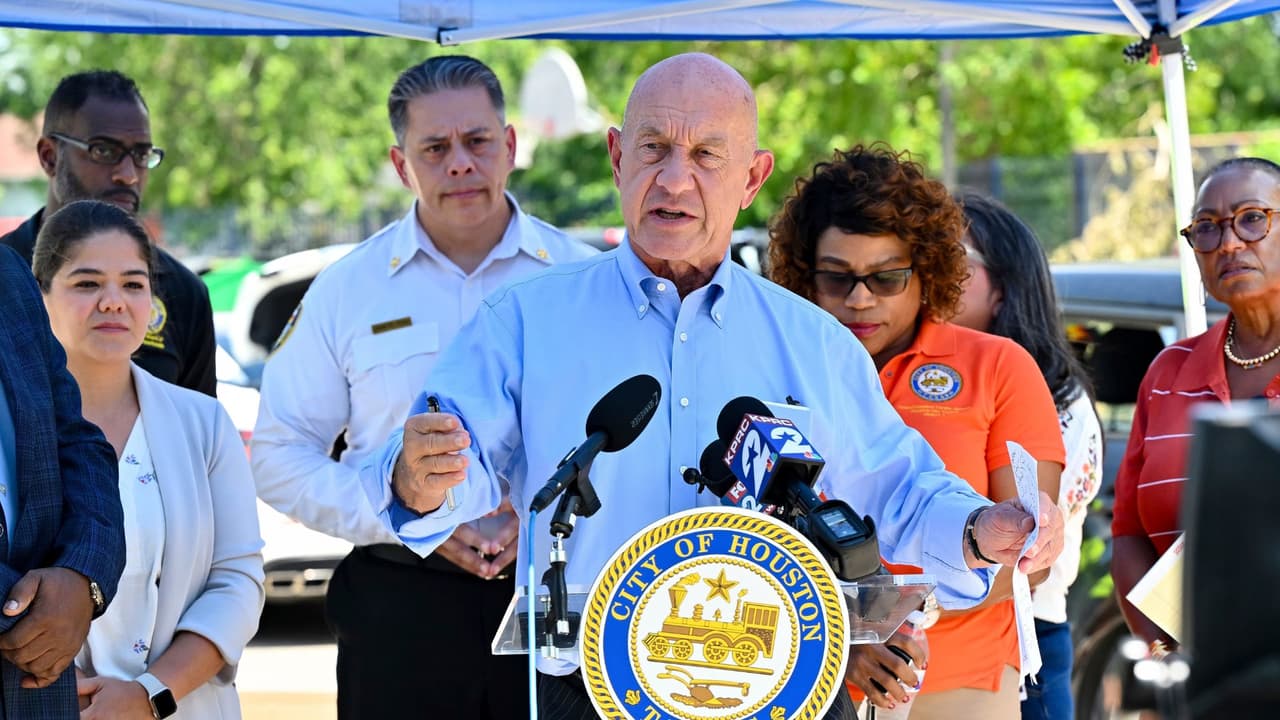 <h2 class="cms-H2-H2">John Whitmire, demócrata, alcalde de Houston</h2>
<br>
<br>"El tiroteo que ocurrió hoy en el mitin del expresidente Trump en Butler, Pensilvania, es inaceptable. Me alegra saber que el expresidente está seguro. La violencia no tiene lugar en nuestra sociedad."