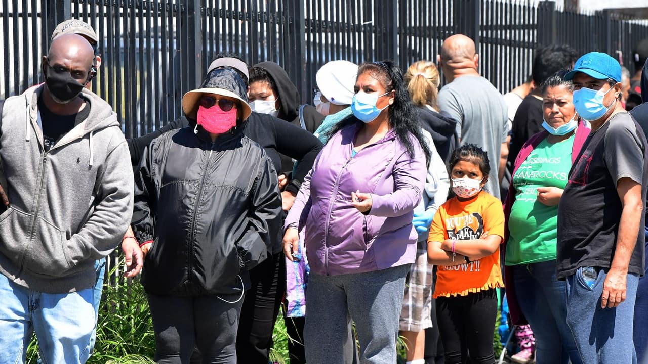 Para este lunes, hay 4,564 personas hospitalizadas con el coronavirus, mientras que en diciembre de 2021 fueron 772 los pacientes internados. Sin embargo, decenas de personas siguen sus vidas en celebraciones o concentraciones sin distanciamientos ni mascarillas.