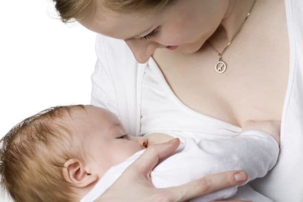 ¿Y amamantar? Si bien el ‘breastfeeding’ durante el viaje no tiene ‘drawbacks’, evítalo durante el despegue o el descenso.