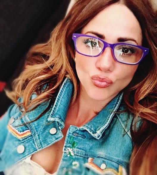 La conductora de Hoy Andrea Legarreta luce aún más inocente con esos lentes morados.