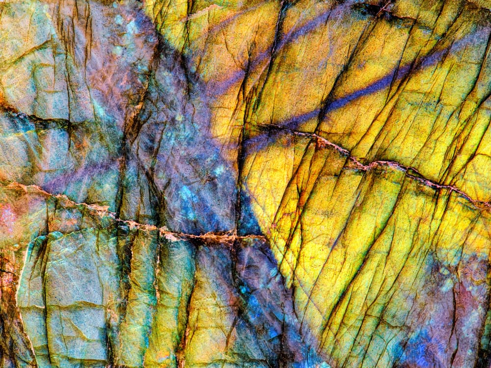 Con tan sólo portarla como amuleto, verla o tenerla en nuestra habitación, se disipa la negatividad y nos brinda armonía, buena energía y claridad mental. Esos miedos e inseguridades que tenemos se van alejando y aumenta nuestra autoconfianza y seguridad.