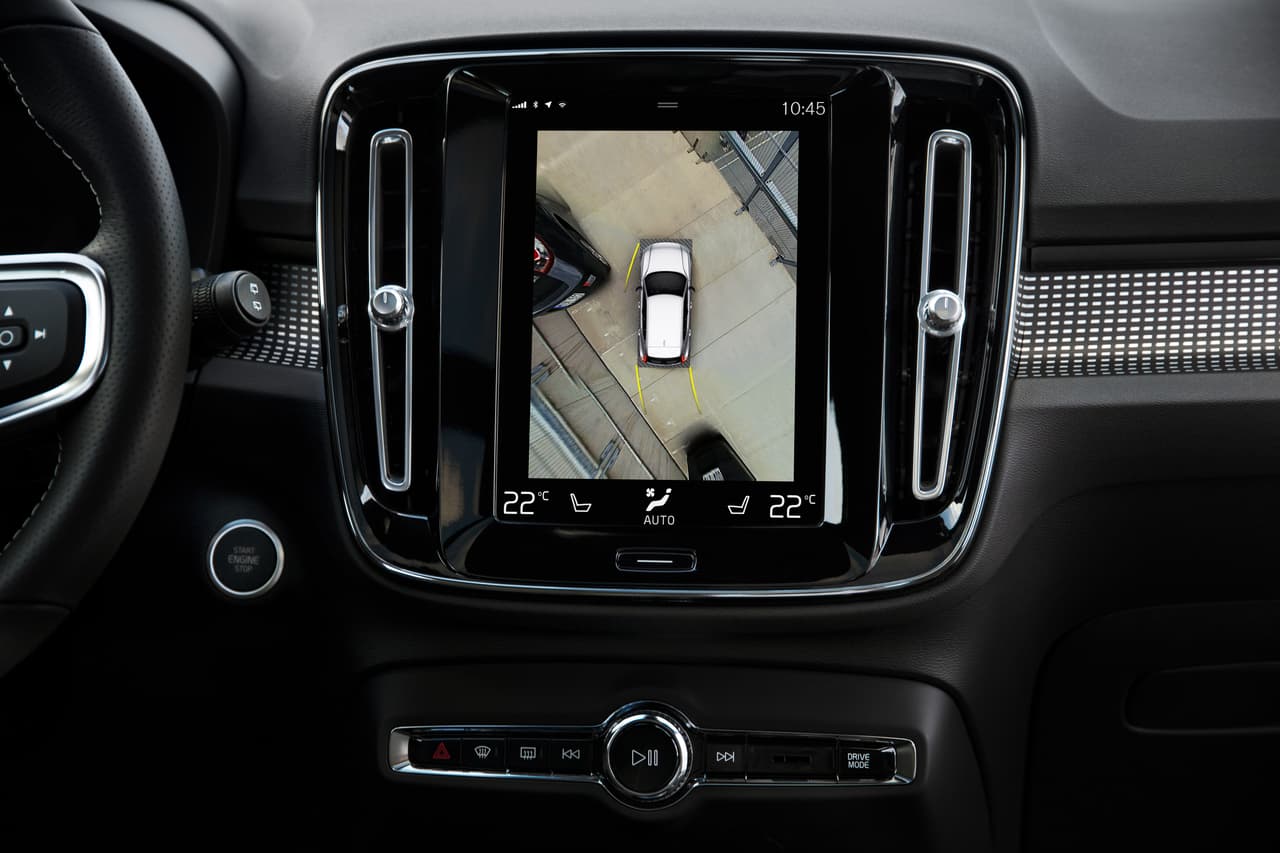 La extrapolación de una vista cenital en la pantalla de la Volvo XC40 es ideal para estacionar el vehículo.