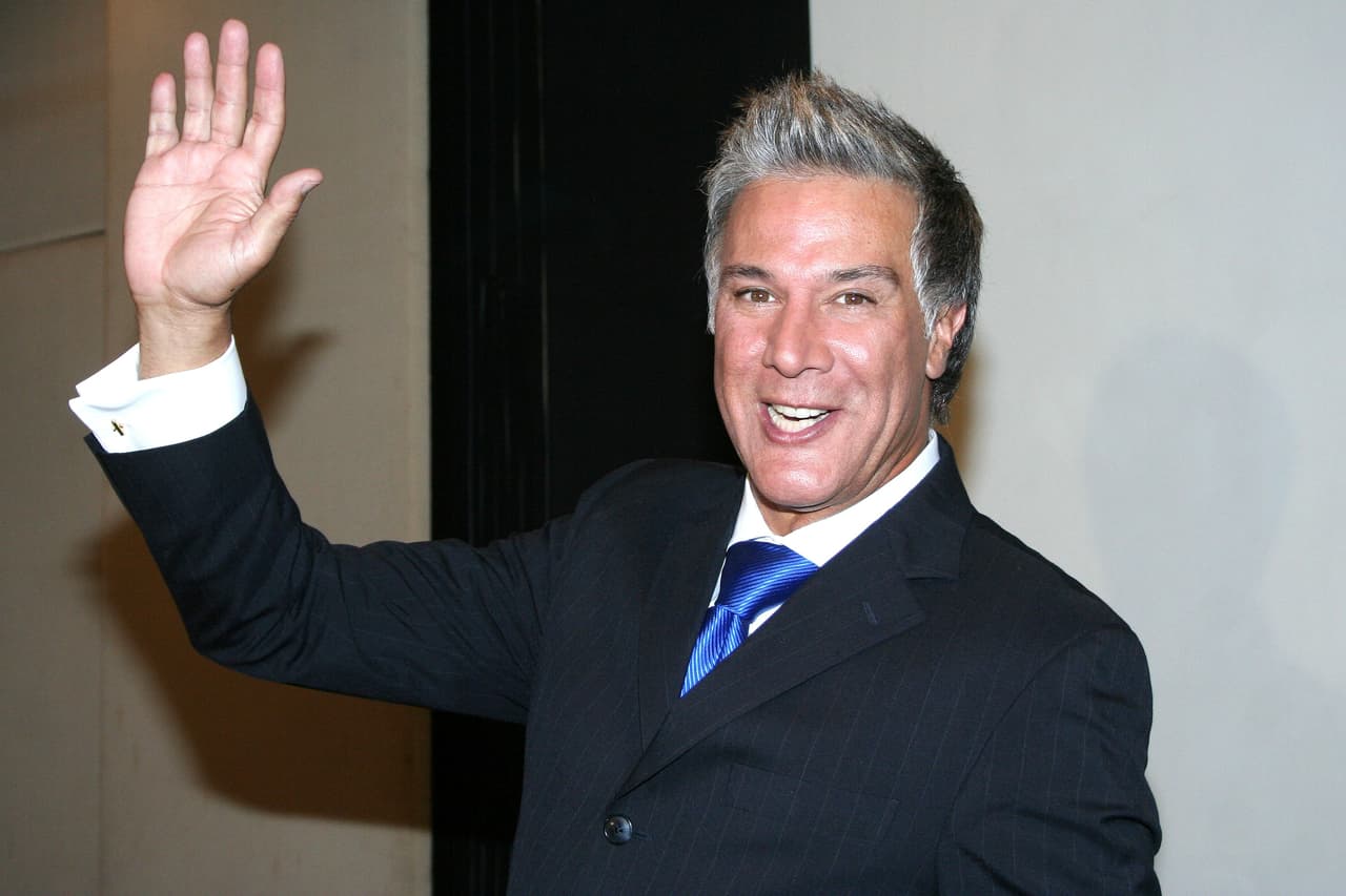<b>Fernando Allende</b> también tuvo una segunda oportunidad para retomar su carrera dentro de los melodramas, pues fue en 1999 cuando realizó la telenovela 'Besos prohibidos' y con ella su pausa actoral.