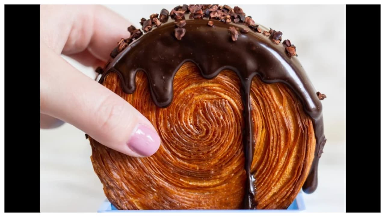 El primero en hacer uno así fue el chef Dominique Ansel, quien causó una sensación gastronómica en el 2013
<b>con su ‘Cronut’, considerada <a href="https://www.univision.com/local/nueva-york-wxtv/localisimo/donuts-mas-deliciosas-nueva-york" target="_blank">una de las mejores donas</a> de la ciudad. </b>