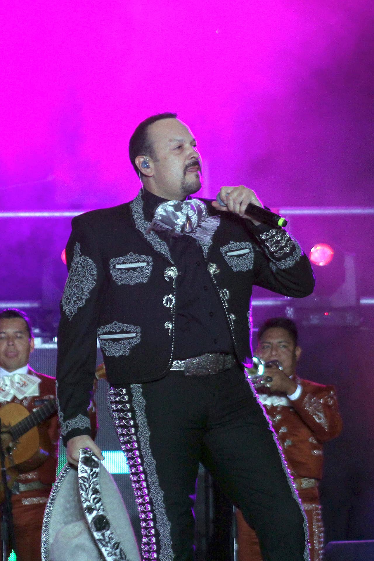Pepe Aguilar es uno de los exponentes más destacados del género regional mexicano con más de una veintena de discos grabos durante su carrera e infinidad de premios alrededor del mundo.