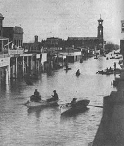 Una foto de K Street en el centro de Sacramento. La capital quedó sumergida bajo 10 pies de agua por un lapso de 6 meses después de una inundación en 1861 y 1862.
