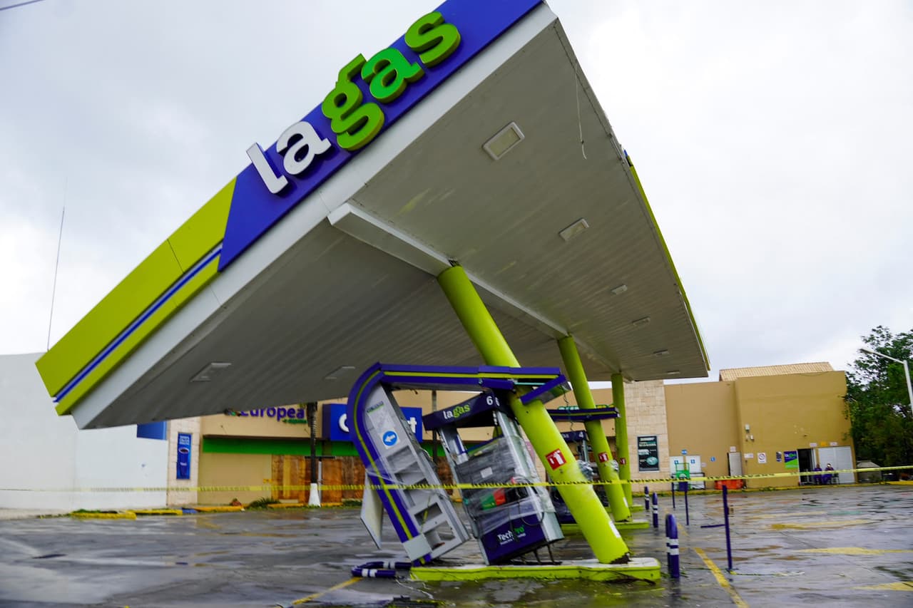 La estructura de una gasolinera dañada por fuertes ráfagas de viento provocadas por el paso del huracán Beryl se ve en Puerto Aventuras, estado de Quintana Roo, México.