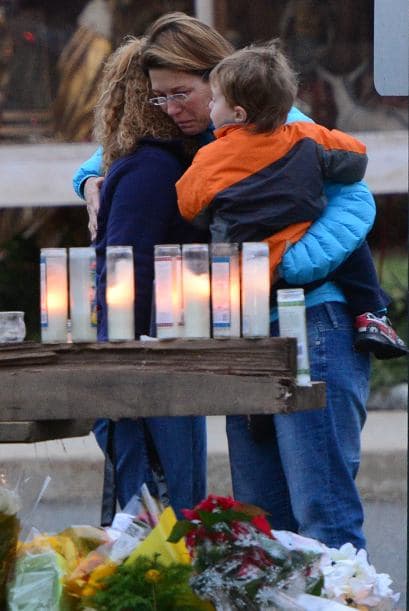 A diferencia del viernes por la noche, la ceremonia litúrgica del domingo fue cerrada a la prensa por pedido de algunos feligreses, según explicó un vocero de la iglesia. "La situación es extremadamente tensa, por ello no queremos periodistas o cámaras", dijo a la AFP con amabilidad Brian Wallace, dejando que los vecinos que así lo quisieran hablasen con la prensa al salir de misa.