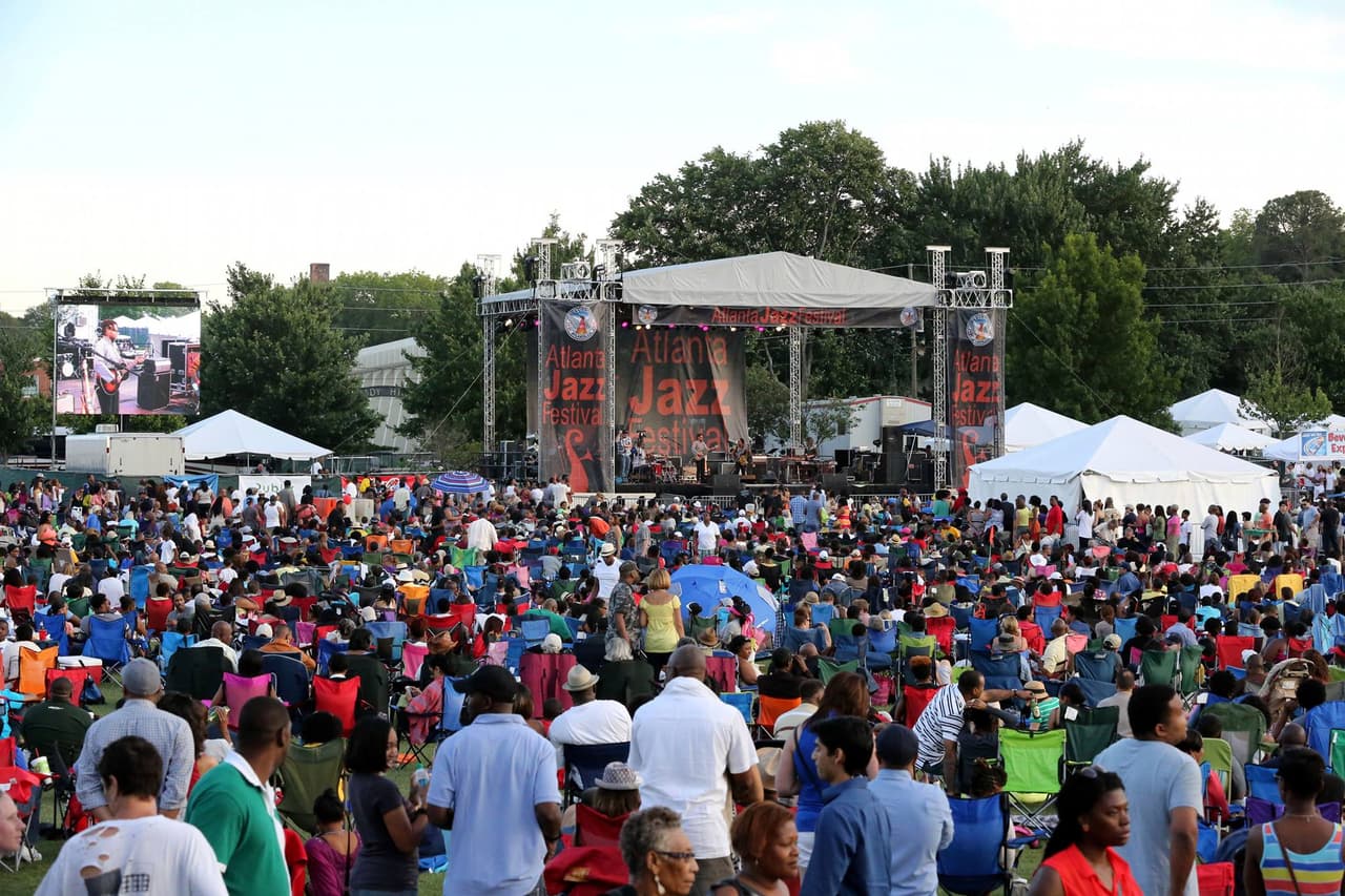 <b>Atlanta Jazz Festival</b>
<br>
<b>Fechas</b>: 27 al 29 de mayo
<br>
<b>Sitio web</b>: 
<a href="https://atljazzfest.com/">https://atljazzfest.com/</a> 
<br>
<br>El festival de jazz de Atlanta es considerado como uno de los festivales gratuitos de jazz más grandes del país. Es un escaparate musical anual que celebra a las leyendas del jazz y a los grandes del jazz emergentes en lugares de todo el área metropolitana de Atlanta.