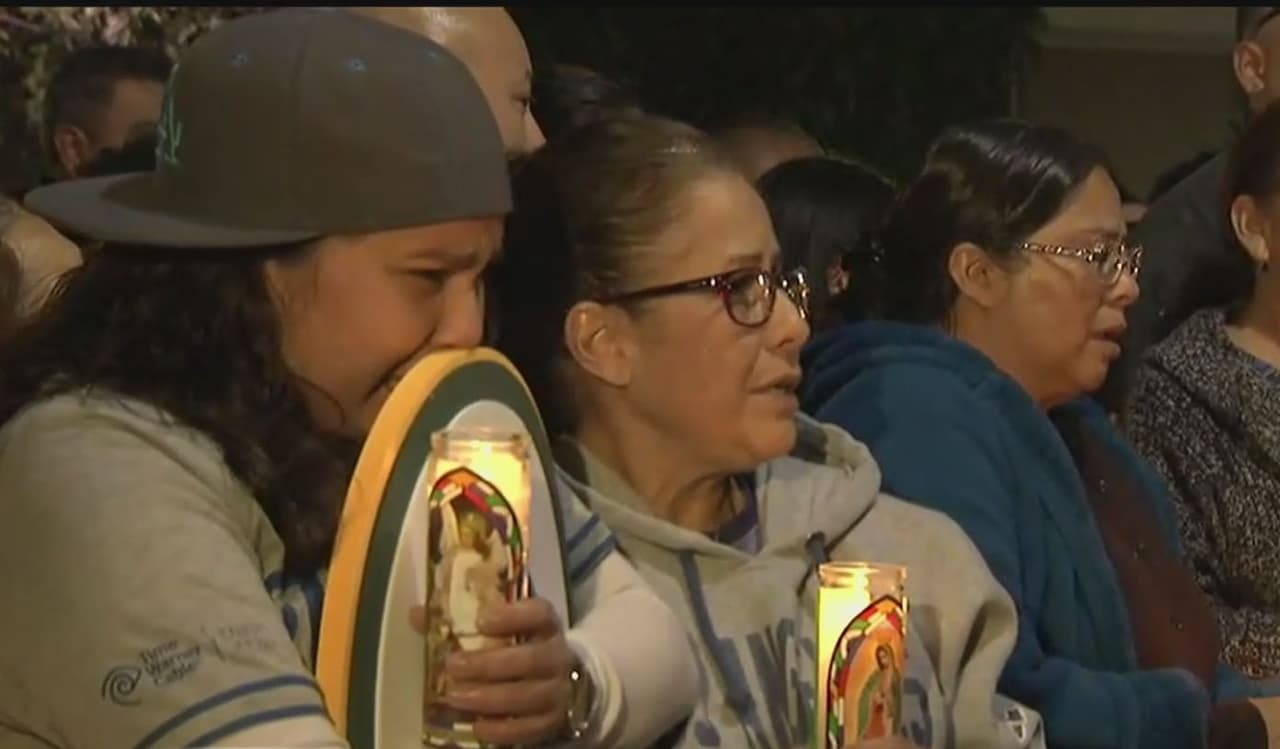 Parientes y amistades se congregaron la noche del martes para llevar a cabo una vigilia en honor a los fallecidos.