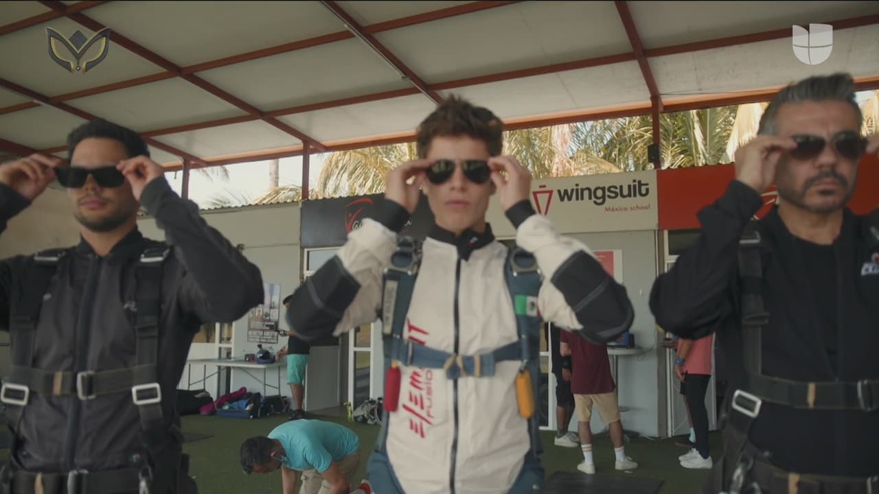 Nuestro conductor cumplió su promesa de aventarse en paracaídas junto al 'investigador' Juanpa Zurita. Además, se les sumó Emmanuel Palomares, quien le dio vida a Jocho y fue eliminado en el cuarto show.