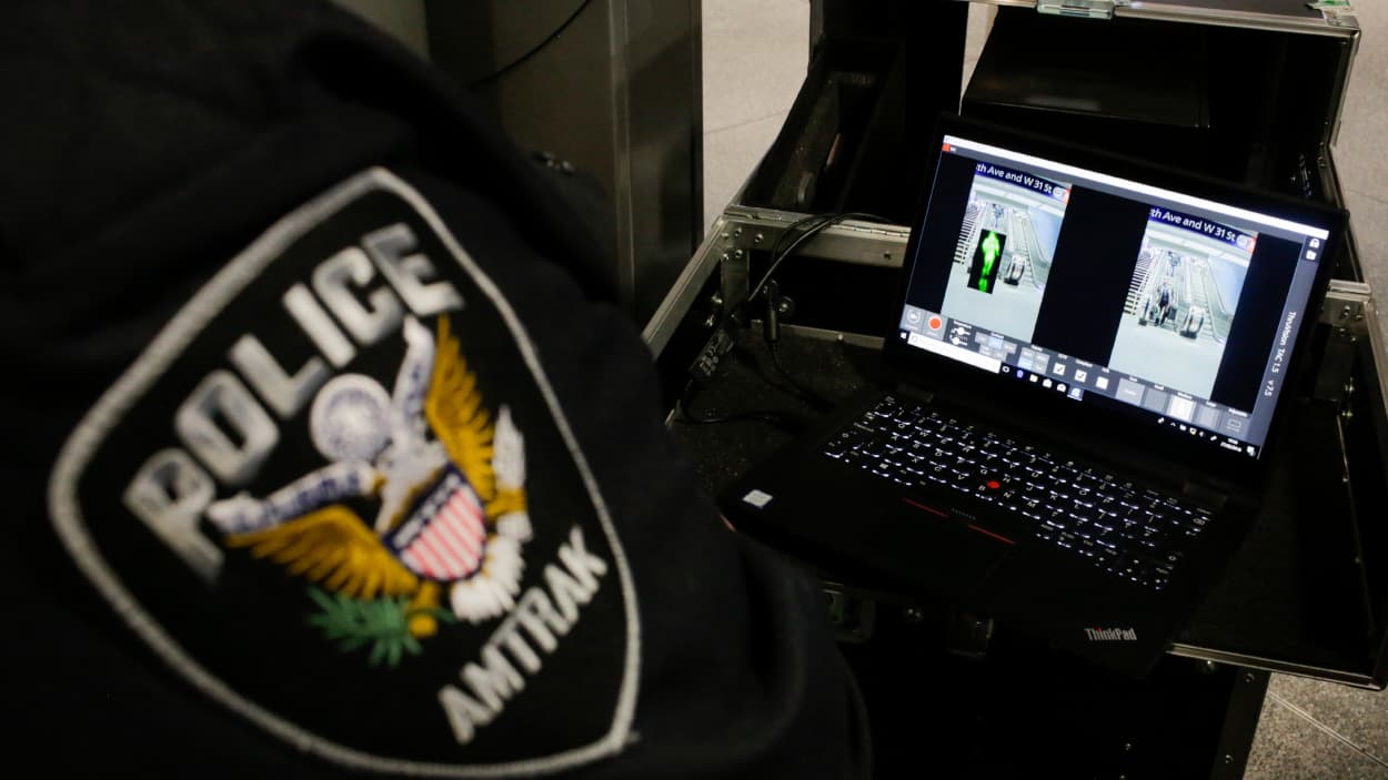 Al recibir la señal en monitores, los agentes visualizan una imagen conocida como 'fantasma verde' junto a la imagen real del individuo.