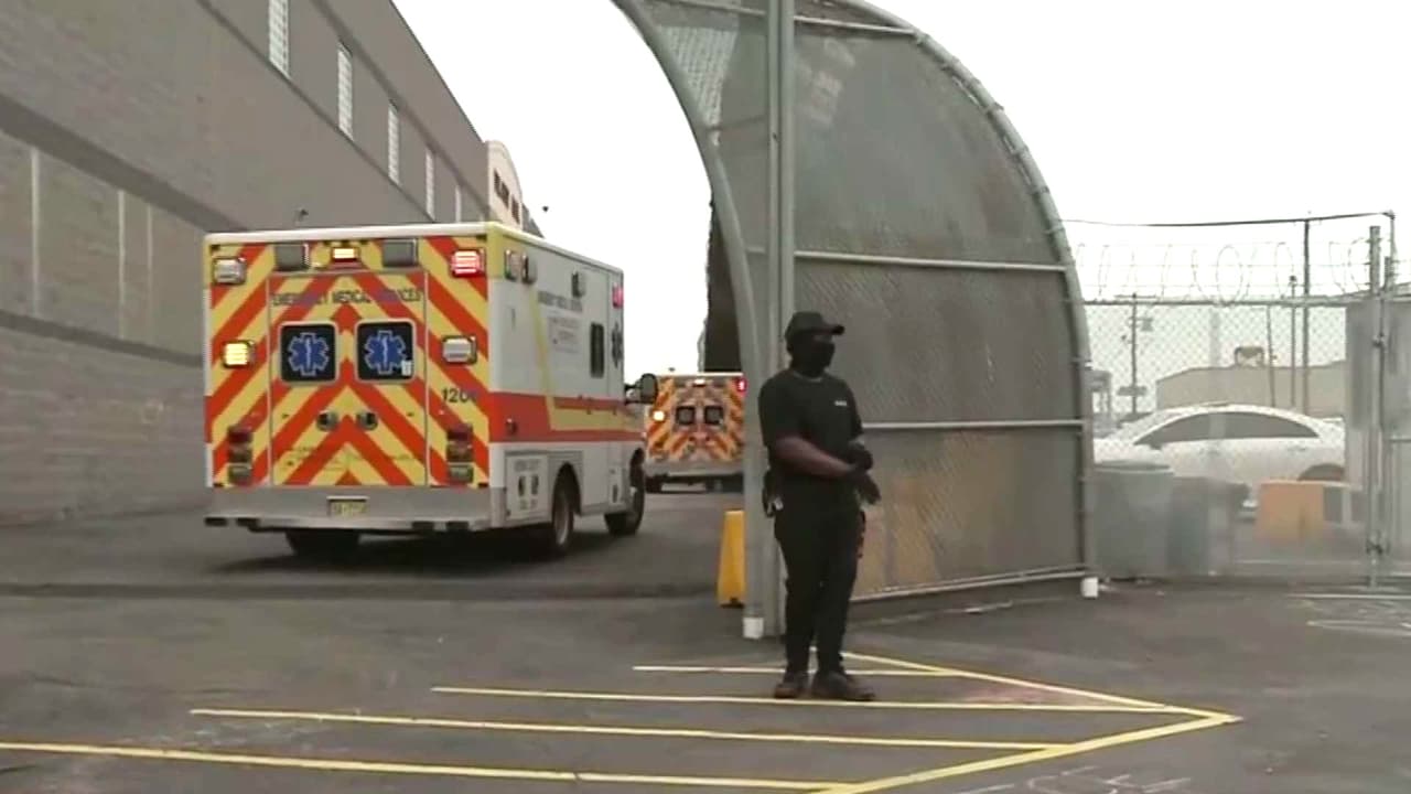 Ingresan ambulancias al centro de ICE en Newark, donde hay huelga de hambre y manifestaciones