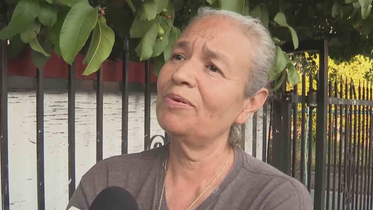 <h2 class="cms-H2-H2"></h2>
<h3 class="cms-H3-H3"><b>Estafa del boleto ganador:</b> </h3>
<br>
<br>Esta forma de robar se ha vuelto constante en Los Ángeles, los estafadores buscan a personas vulnerables, generalmente mujeres mayores que van solas, se les acercan para preguntarles por una calle y se van ganando su confianza hasta que les hacen creer que ganaron la lotería, las suben a un auto y tras darles vueltas las convencen de entregarles dinero e incluso de ir a las casas de las víctimas. 
<br>