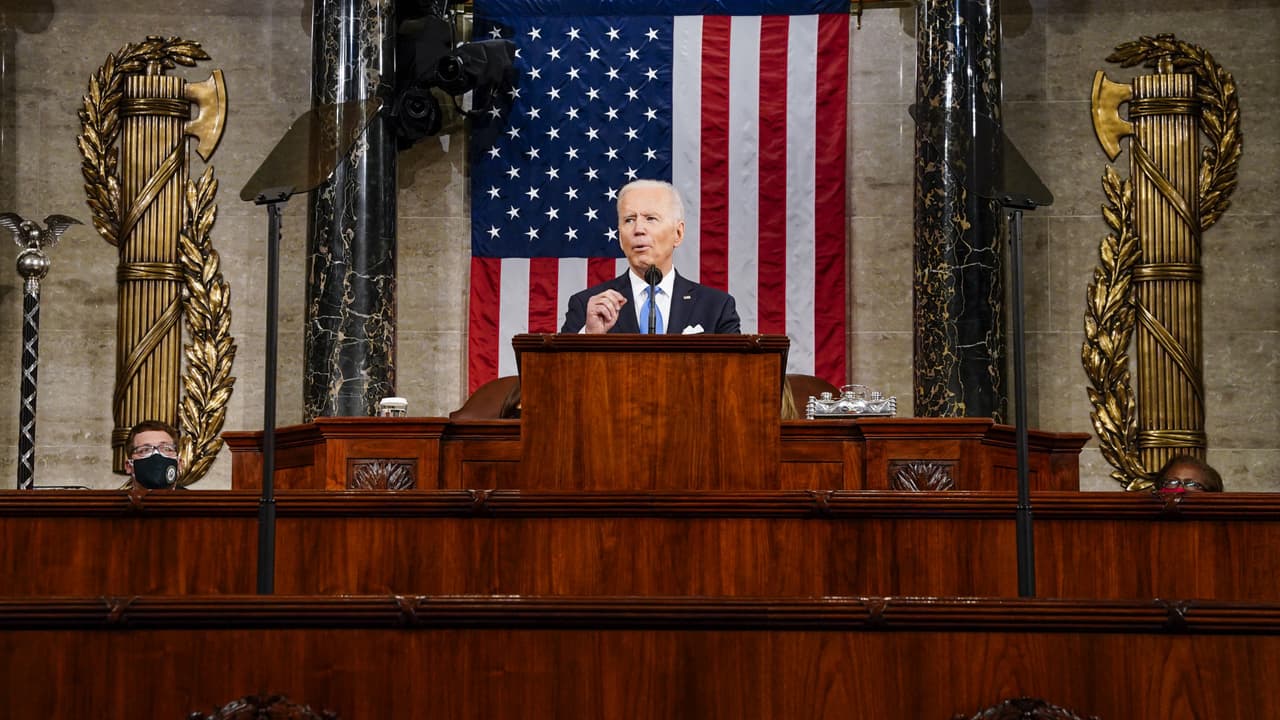 <b>El tema pendiente de solución.</b> En su intervención ante el Congreso, el presidente Joe Biden dijo que se ha venido restaurando la confianza en la democracia “tras haber recibido un país en llamas”. Urgió a los legisladores a que aprueben cuanto antes una reforma migratoria. Revisa en este 
<a href="https://www.univision.com/noticias/politica/primer-discurso-biden-frente-al-congreso-100-dias-de-gobierno">liveblog</a> cómo te contamos el discurso de Biden.