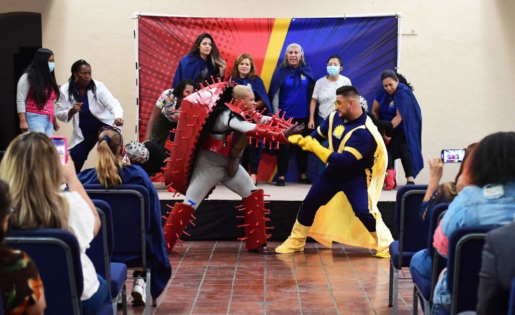 Es por esto que diversas campañas de vacunación se implementaron para educar a diversos grupos incluyendo a los latinos que no se han vacunado. Incluso una lotería para las personas que se habían inoculado entregó miles de dólares a decenas de personas en California.