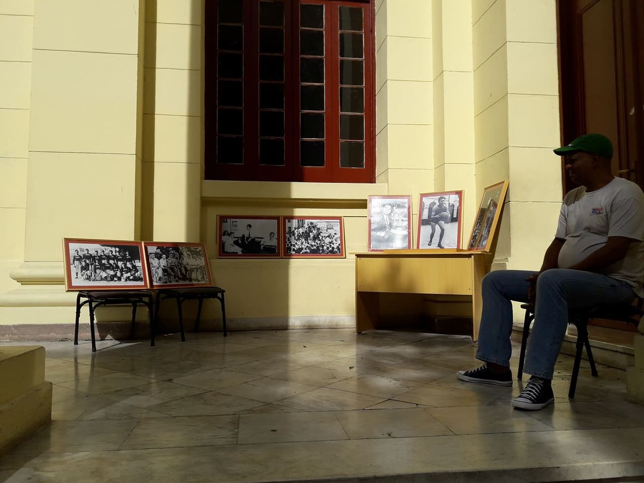 Por eso, a las afueras del centro se montó una exposición fotográfica con los recuerdos de su época estudiantil.