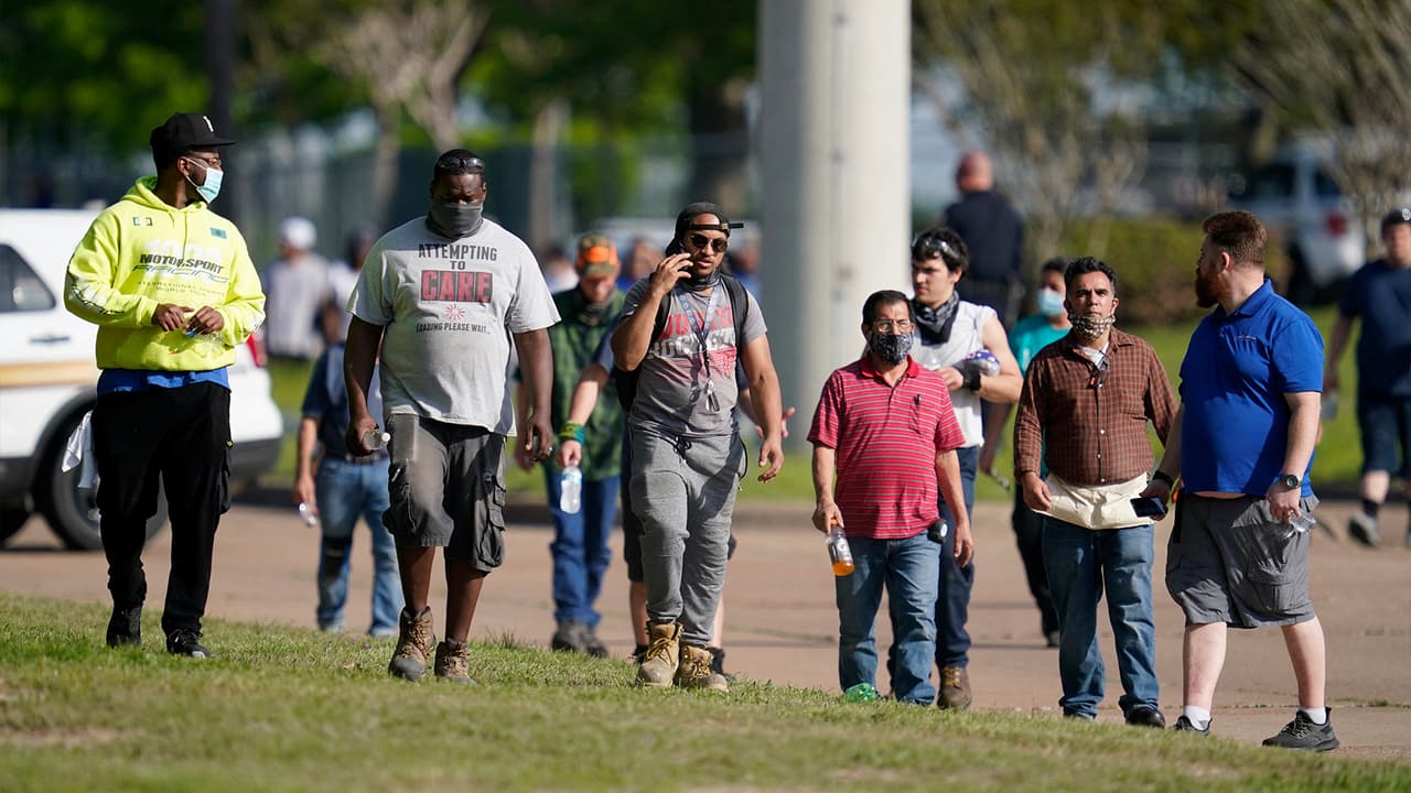 Una persona murió y cuatro están heridos de gravedad. Otro tiene heridas menores y una persona sufrió de un ataque de asma. Todos fueron llevados a hospitales locales.