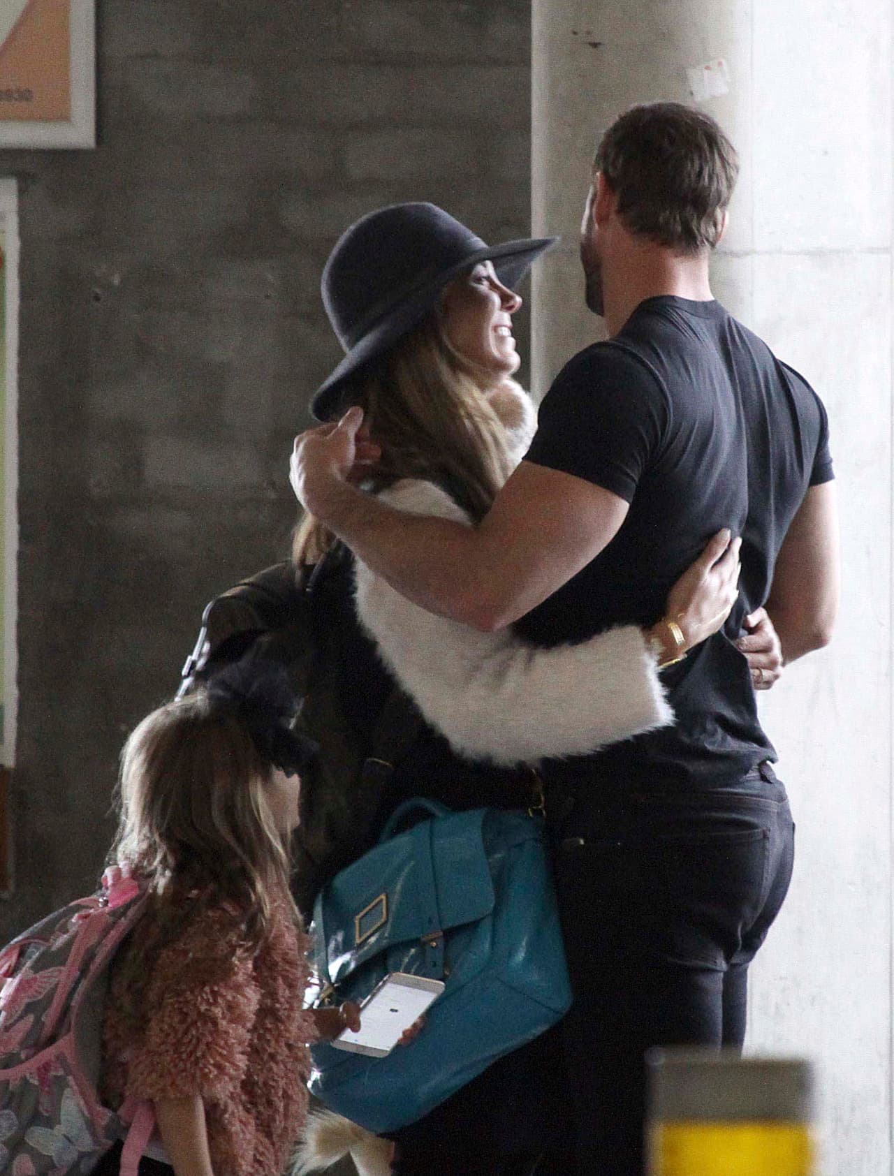 Por lo que Elizabeth no aguantó más y lo abrazó.